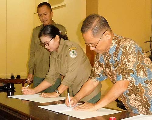 Annual Work Plan to eradicate wildlife crimes is signed (April 16, 2018)